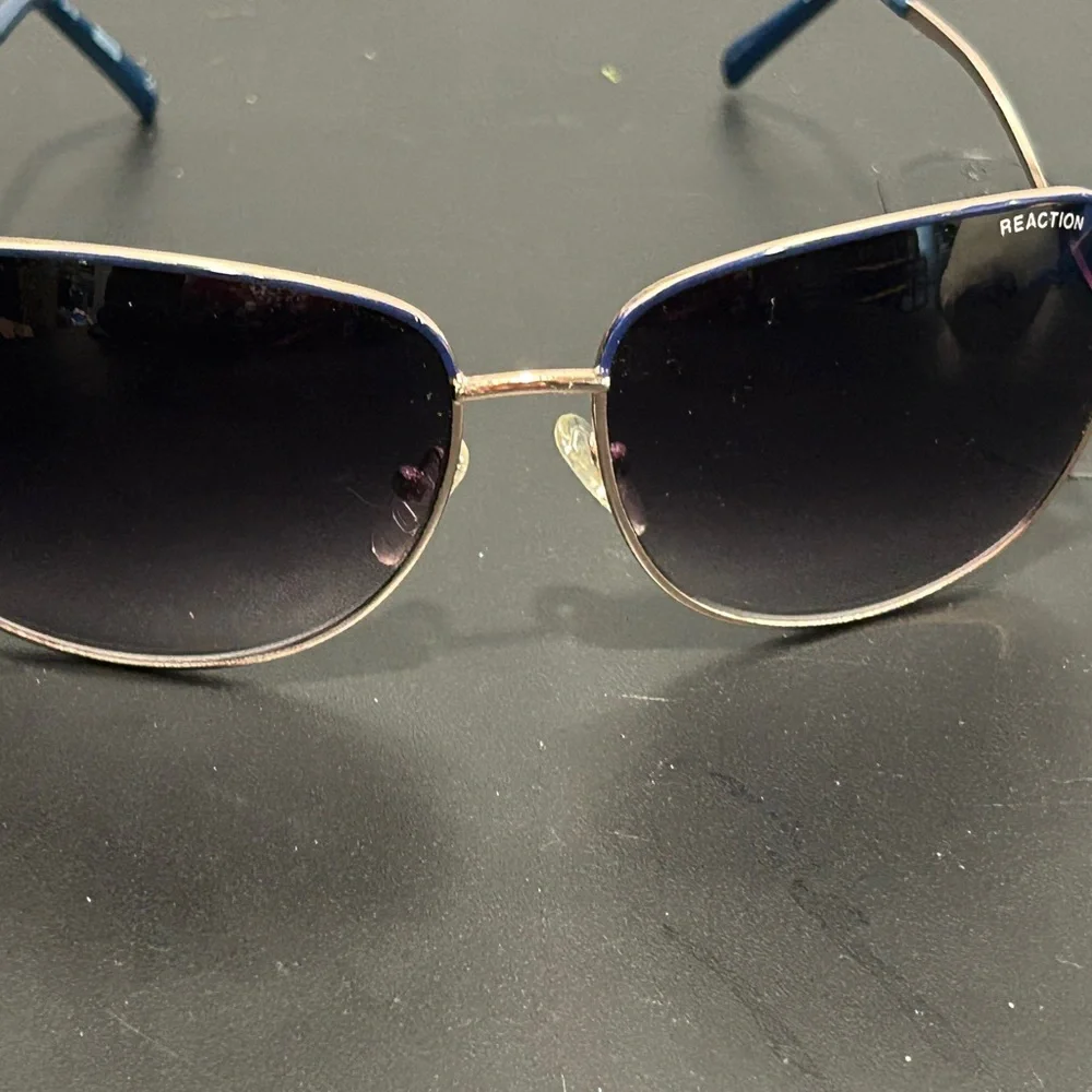 Kenneth Cole Reaction Gold and Blue Sunglasses Timeless Design - Picture 4 of 10